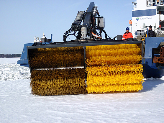 Oil spill response in ice conditions. Photo: Jouko Pirttijärvi SYKE